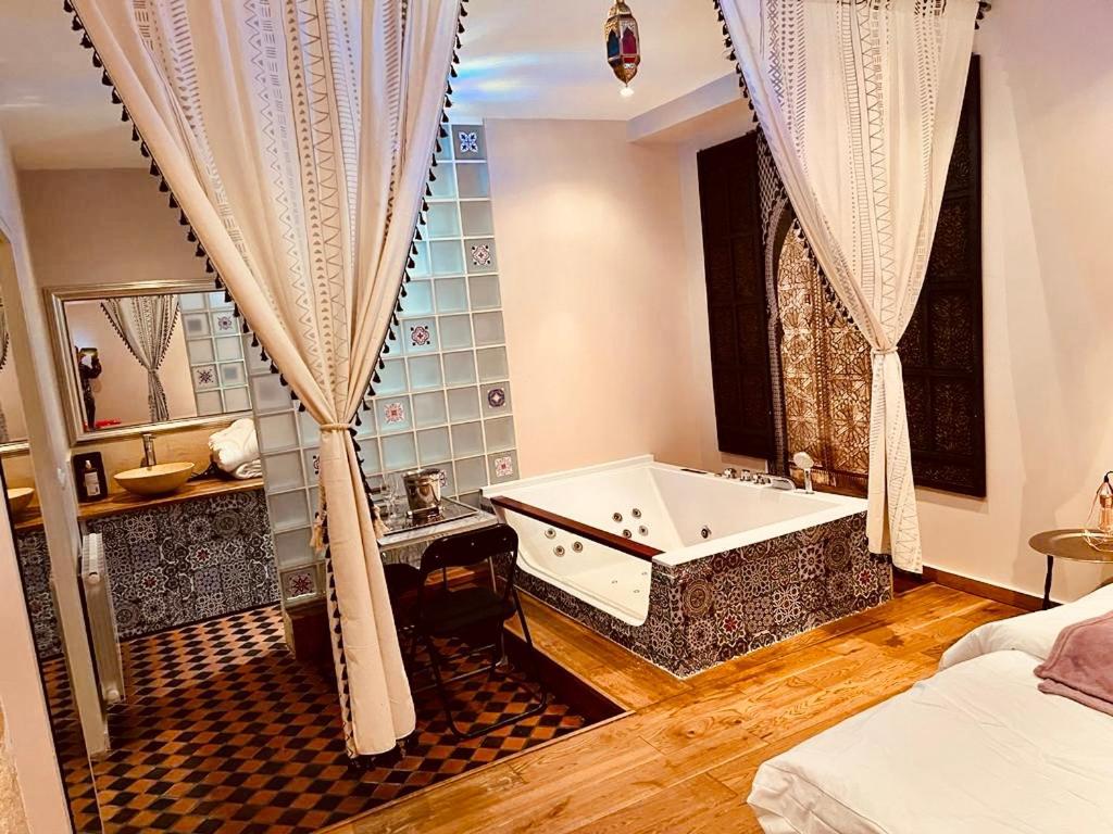 Jacuzzi Love Room Париж Экстерьер фото