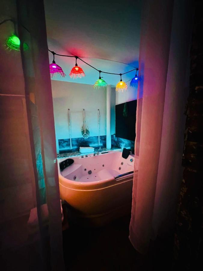 Jacuzzi Love Room Париж Экстерьер фото