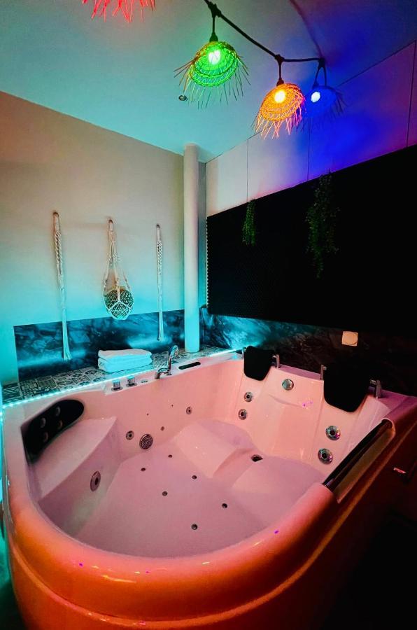 Jacuzzi Love Room Париж Экстерьер фото